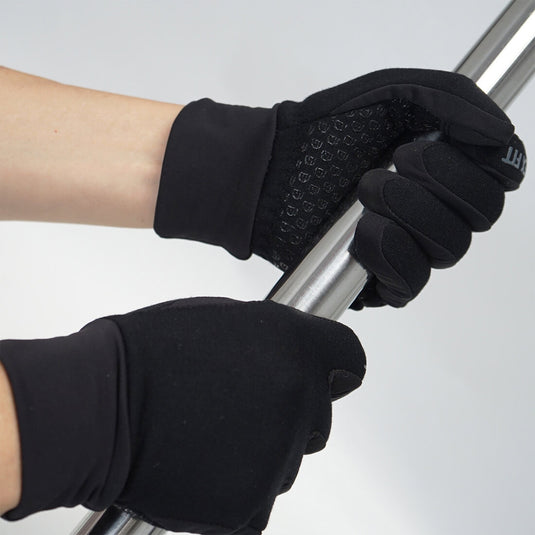 The Black Winter Outdoor Gloves LG201 by DEX FIT MUVEEN showing its strong grip power by holding on a metal steel pipe.