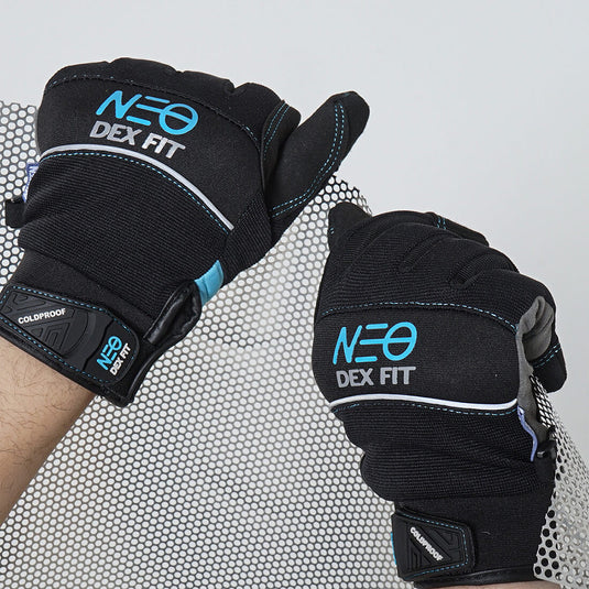 The Mechanic Winter Gloves MG310 holding on a mesh wire showcasing the tough grip it offers.