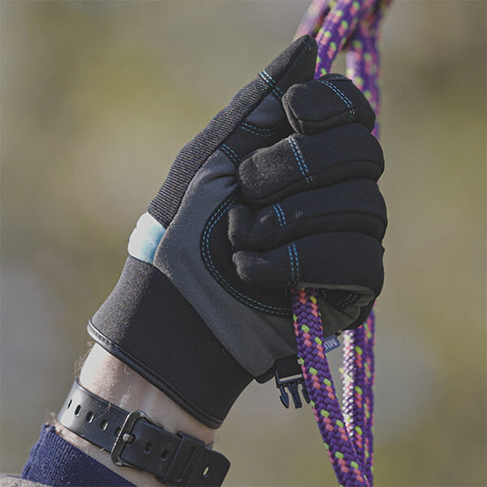 The Mechanic Winter Gloves MG310 used to hold a rope, seeing a closer look of the fingertip and palm which are reinforced with synthetic leather which helps with its superior grip.