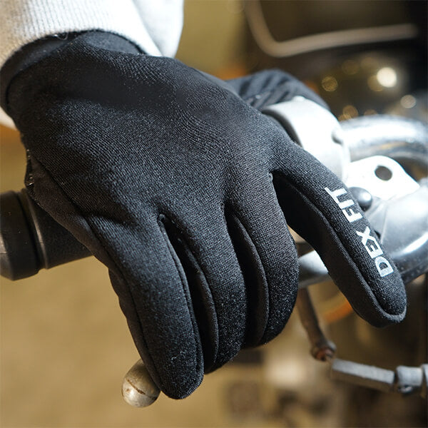 The Black Winter Outdoor Gloves LG201 by DEX FIT MUVEEN showing its strong grip power by holding on the break function of a bicycle.