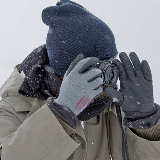 The photographer, Antonio Cavicchioni, using Fleece Work Gloves NR450 in Gray while taking photos under the cold and harsh weather.