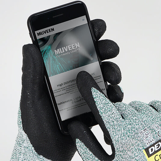 Wearing the Level 5 Cut Resistant Gloves Cru553 while using a touchscreen smartphone