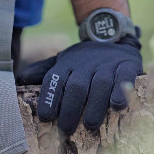 A man using the Black Warm Outdoor Gloves LG201 by DEX FIT MUVEEN while resting from mountain hiking.