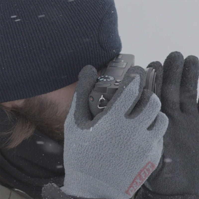 Load image into Gallery viewer, The photographer, Antonio Cavicchioni, using Fleece Work Gloves NR450 in Gray while taking photos under the cold and harsh weather.
