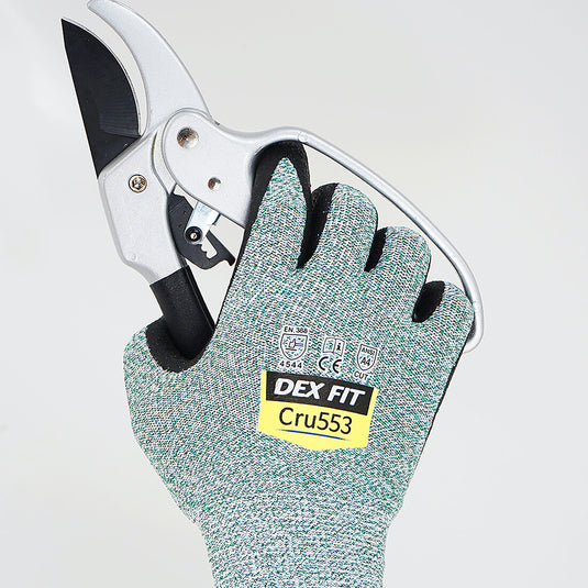 Using the Level 5 Cut Resistant Gloves Cru553 in Green while holding pruning shears without worry and difficulties because of its ultimate protection and comfort.