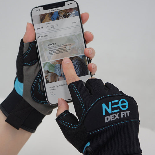 Using a smartphone without the hassle of taking off the gloves and sacrificing protection thanks to the Mechanic Fingerless Gloves MG310.